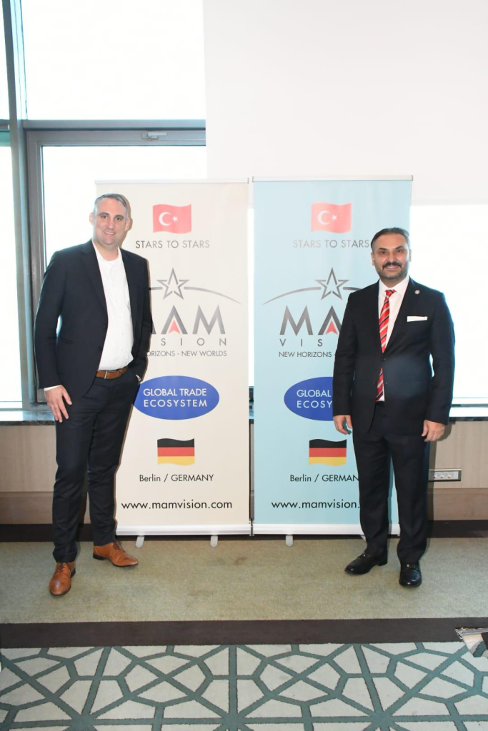 Çaycuma Organize Sanayi Bölgesi’nde kurulu bulunan 2012 yılından itibaren faaliyetini sürdüren Dinamik Depo Raf Sistemleri ve Öztürk Raf fabrikası Yönetim Kurulu Başkanı Cavit Öztürk, Zonguldak Genel Ticaret Fuarı’nı ziyaret eden AK Parti Zonguldak Milletvekili Saffet Bozkurt’tan bölgede bulunan Organize Sanayi Bölgeleri’nin (OSB) genişletmesini ve yatırımlara imkan tanınmasını talep etti.  İhracatçı Öztürk Raf, yeni yatırım için yer istedi!  Yaklaşık 100 kişi istihdam olanağı sağlayan ve üretiminin yüzde 80’ini ihraç eden Öztürk, Çaycuma OSB’de bulunan fabrika yerleşkesinin yeni yatırımlarına yetmediğini, imkan verildiği taktirde yeni yatırım yapmak istediğini söyledi.  Milletvekili Bozkurt’a metal yatırımlarının önemini anlatan Öztürk, Zonguldak’ın yeni yapılan yollarla ulaşılabilirlik sağlandığını ancak yer sorunu nedeniyle üreticilerin yatırım yapamadığını anlattı.  Tıskaoğlu, Çaycuma OSB genişleterek yatırım için alan çıkartılabilir!  Elcab Kablo sahibi ve Zonguldak Sanayici ve İş İnsanları Derneği (ZONSİAD) Başkanı Nejdet Tıskaoğlu’da Çaycuma OSB’de 5.500 dolayında istihdam yaratıldığını aileleriyle birlikte bu sayının 35 bin kişiye tekabül ettiğini belirterek yeni yatırım alanlarının açılması karşısında tersine göçü sağlayabileceklerinin altını çizdi. Tıskaoğlu, Çaycuma OSB’nin üst bölgesinin genişletilerek Dinamik Depo Raf Sistemleri fabrikasına yeni yatırımları için verilebileceği önerisinde bulundu.  İş insanı Cavit Öztürk’ün talebine karşılık AK Parti Milletvekili Bozkurt, Zonguldak bölgesinde bulunan OSB’lerle ilgili çalışmalarının sürdüğünü söyledi.