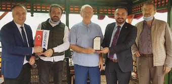 Sn. Nejdet Tıskaoğlu ve Sn. Erol Nalbant, Arı Şirketler Grubu & Emko Yönetim Kurulu Başkanı Sn. Yusuf Günay ve Sn.Ömer Faruk Yıldız'a Plaket ve Dernek Bayrağımızı Takdim Etti