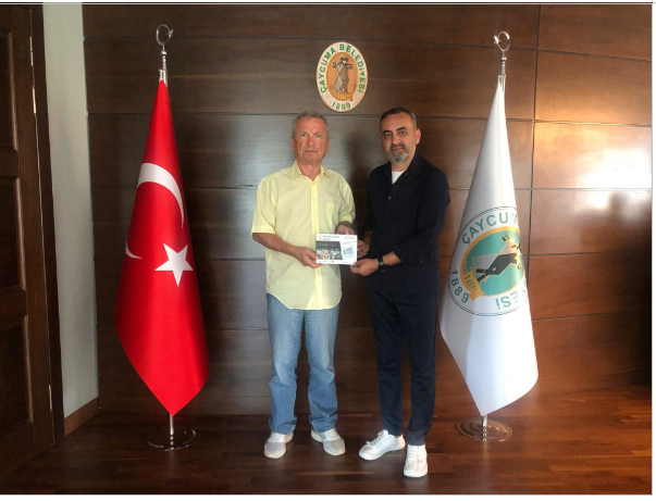 ZONSİAD Yönetim Kurulu Üyemiz, Desa Group Yönetim Kurulu Başkanı Sn. Savaş Bayrak, Çaycuma Belediye Başkanı Sn. Bülent Kantarcı’yı makamında ziyaret etti.